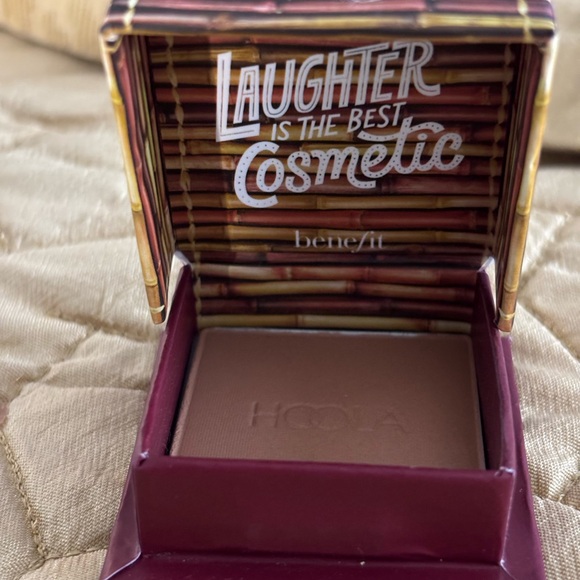 Benefit Hoola Mini Bronzer with Floral Design - Picture 2 of 6